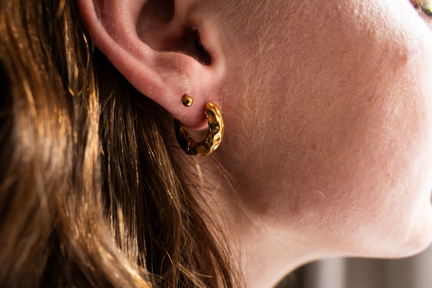 Hammered detail huggie