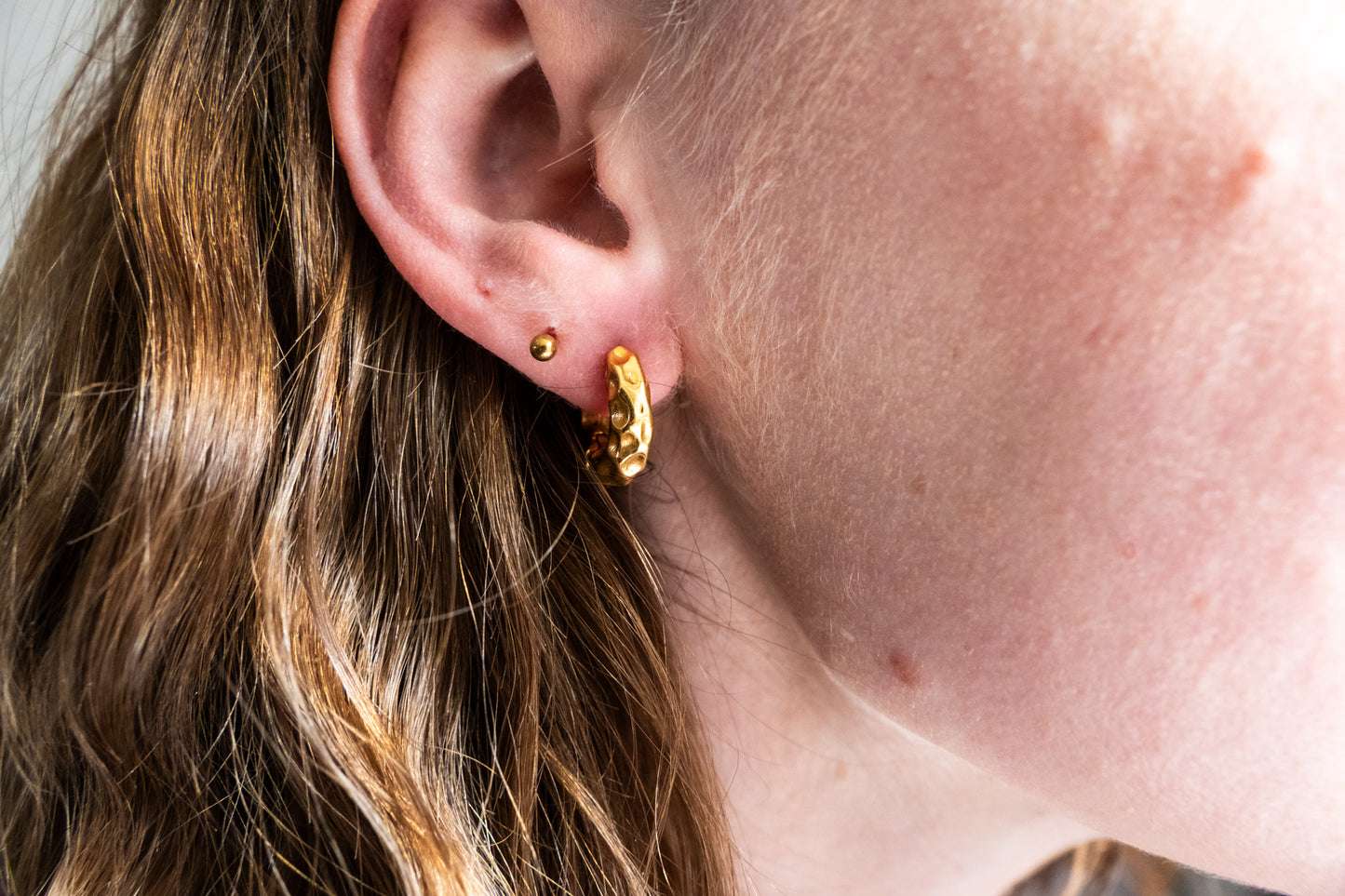 Hammered detail huggie