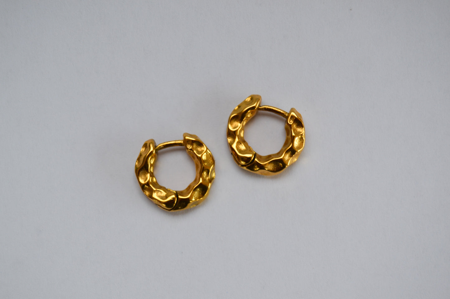 Hammered detail huggie